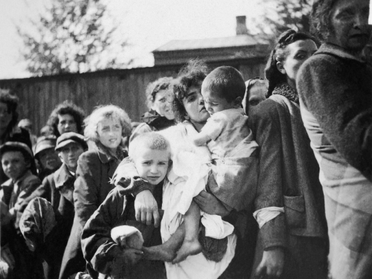 Ženske in otroci med deportacijo Judov iz Szydłowieca in okolice na Poljskem v uničevalno taborišče Treblinka, 23. september 1942 (iz zbirk Yad Vashema, Jeruzalem)